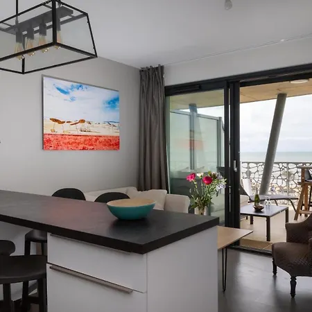 Le Reve, Les Pieds Dans L'eau, Face A L'ile De Re