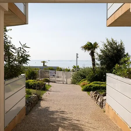 Le Reve, Les Pieds Dans L'eau, Face A L'ile De Re