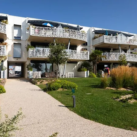 Le Reve, Les Pieds Dans L'eau, Face A L'ile De Re