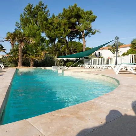 Le Reve, Les Pieds Dans L'eau, Face A L'ile De Re *